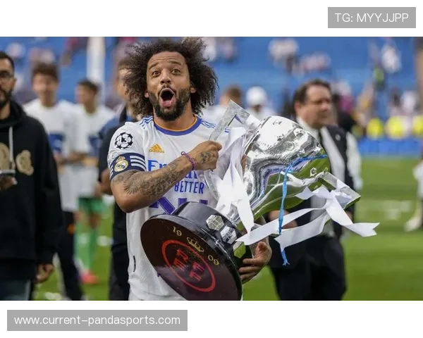 老牌足球球星传奇：回顾那些改变历史的经典球员与足坛瞬间