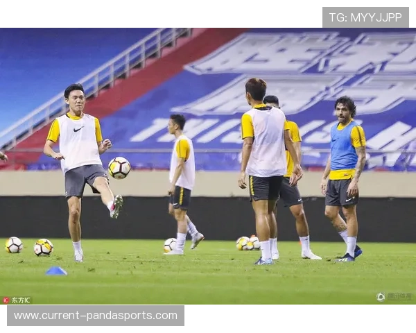 赛前颠球展现技巧与魅力 足球场上的颠球高手盘点